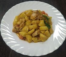 Картофель, с курицей, тушёный по-домашнему