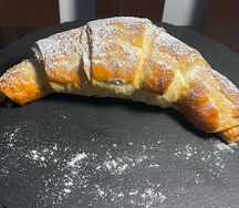 Круассан с вишней