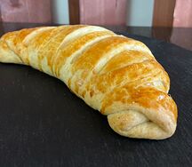 Булочка с вареной сгущенкой