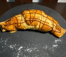Круассан с вареной сгущенкой