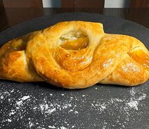 Булочка с персиком и творогом