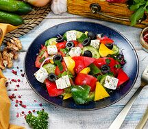 Греческий салат с запеченным перцем