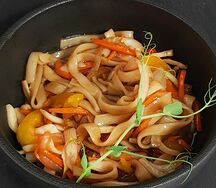 Вок с кальмаром