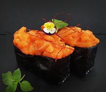 Гункан с лососем