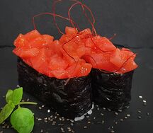 Гункан с мясом тунца