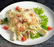 Салат Цезарь с креветками