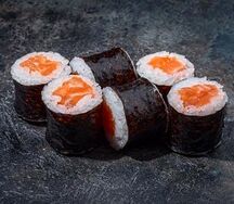 Классический ролл с лососем