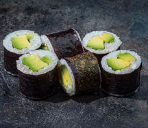 Классический ролл с авокадо