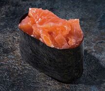 Острые суши с лососем