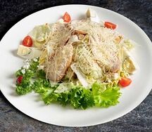Салат Цезарь с курицей