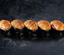 Запеченные суши со снежным крабом под спайси-соусом