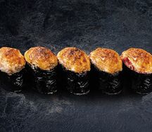 Запеченные суши с лососем под спайси-соусом