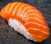 Нигири Копченый лосось 