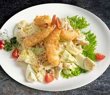 Салат Цезарь с креветками темпура