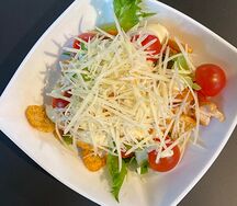 Салат Цезарь с курицей