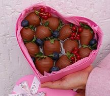 Сердце с клубникой в шоколаде