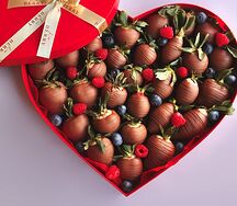 Сердце с клубникой в шоколаде