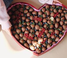 Большое сердце с классической клубникой