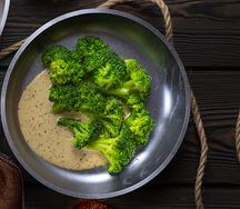 Брокколи с ореховым соусом