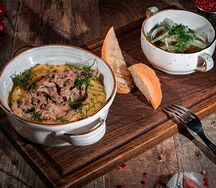 Бефстроганов с картофельным пюре и маринованными огурчиками