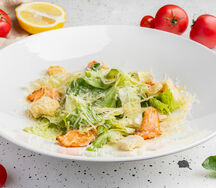 Салат Цезарь с лососем