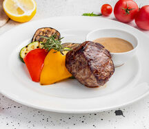 Филе-миньон с овощами гриль