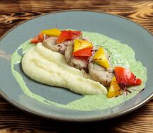 Котлетки из индейки с картофельным пюре и сливочным песто