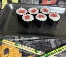 Маки лосось авокадо