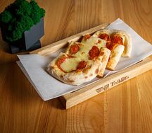 Фокачча с моцареллой и пепперони