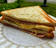 Тёплый тост с ветчиной и сыром