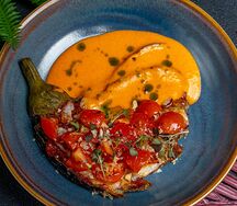 Запеченный баклажан c сыром и соусом из печеного перца