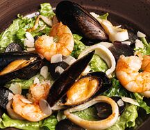 Салат с морепродуктами, винoградом и миндалем