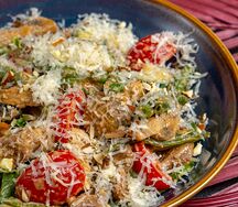 Теплый салат с говядиной и соусом ромеско
