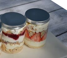 Десерт в банке клубника