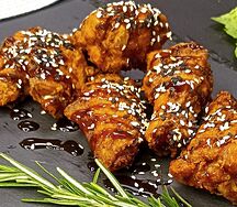 Жареные крылышки с соусом и кунжутом