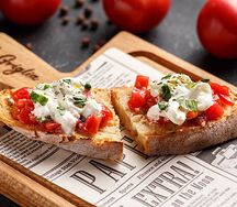 Брускетта с сыром страчателла и томатами