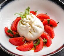 Салат с бурратой и томатами
