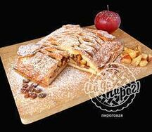 Пирог с яблоком, грецким орехом и изюмом