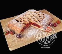 Пирог с клубникой и вишней
