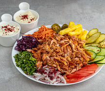Шаверма на тарелке с курицей