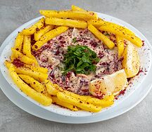 Донер бастурма с курицей на тарелке