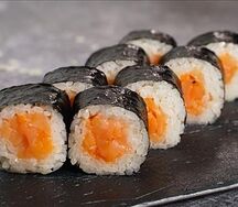 Маки с копченым лососем