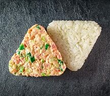 Онигири с тунцом и зеленым луком