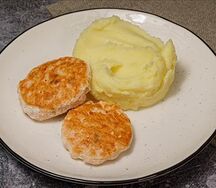 Лососевые котлетки с картофельным пюре