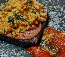 Скрэмбл с ветчиной на бородинском хлебе, с томатным соусом