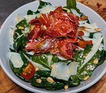 Салат с вяленым мясом оленя, сыром пармезан и ореховым соусом