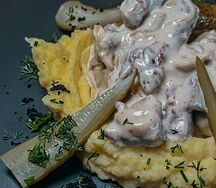 Бефстроганов с картофельным пюре и соленым огурчиком