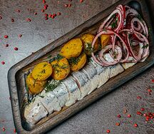 Сельдь А-ля Рус с бэби картофелем и маринованным луком