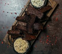 Гренки чесночные из бородинского хлеба с соусом тартар