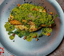 Нежное филе лосося со стейком из цветной капусты и шпинатным соусом